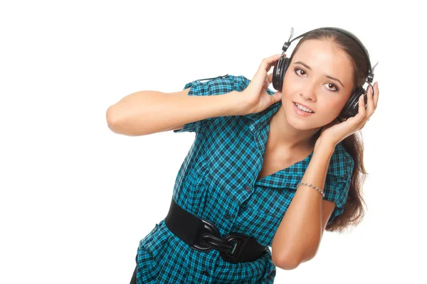 Wanita muda yang bahagia mendengarkan musik dengan headphone besar dan melihat — Stok Foto