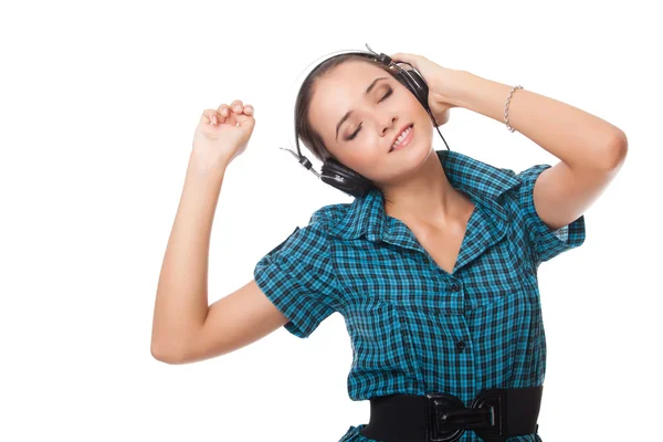 युवा महिला हेडफ़ोन में संगीत सुन रही — स्टॉक फ़ोटो, इमेज