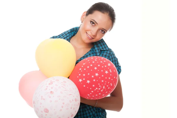 Усміхнена молода жінка з повітряними кулями на день народження — стокове фото