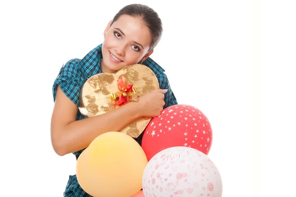 Молода жінка з подарунком і повітряними кулями на день народження — стокове фото