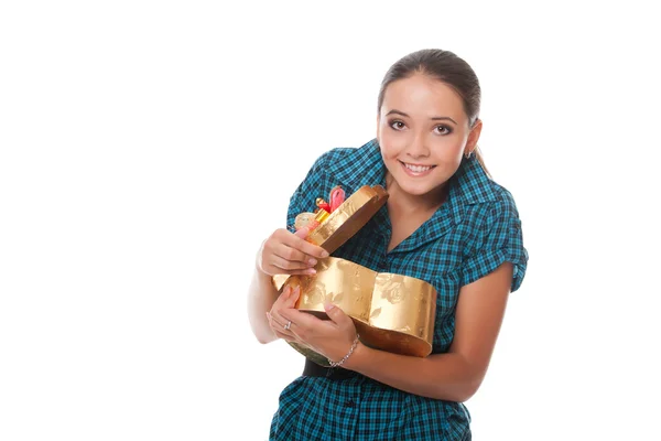 Lächelnder Teenager überrascht mit Geschenk in der Hand — Stockfoto