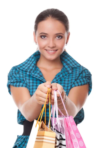 Hübsche Frau reicht Tüten zum Einkaufen — Stockfoto