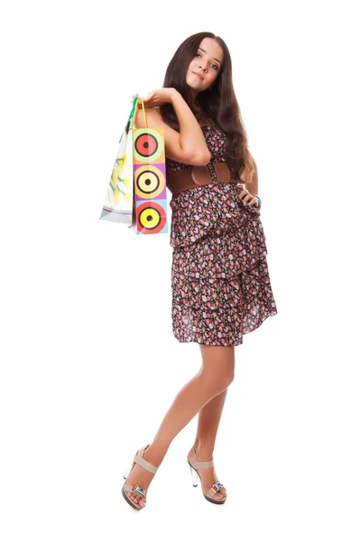 Attraktiv ung kvinna står med väskor shopping på axeln — Stockfoto