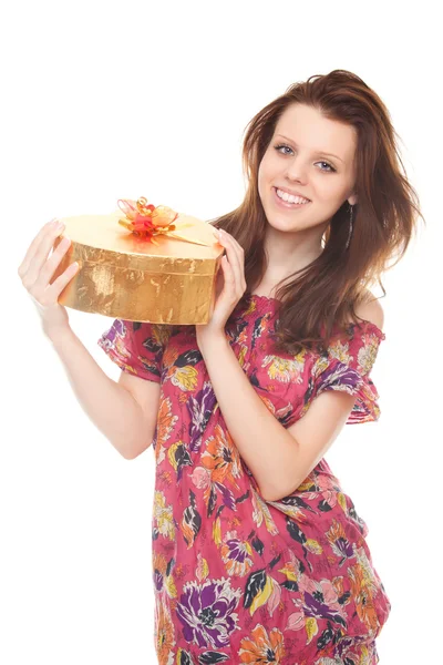 Smilende ung kvinne med gave- gullboks i hjertet. – stockfoto