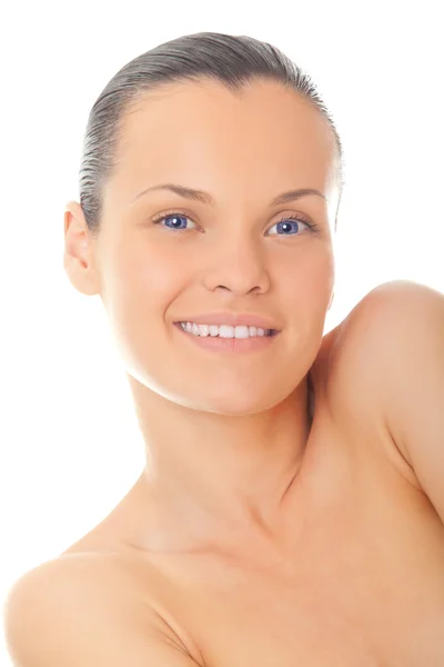 Closeup gezicht jonge vrouw met frisse huid en mooie glimlach — Stockfoto