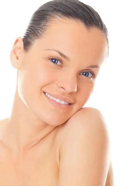Close-up rosto mulher bonita com pele limpa saudável e dentes — Fotografia de Stock