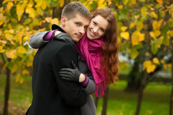 Jonge gelukkige paar in het park — Stockfoto