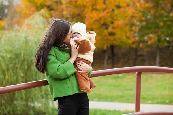 Zorgzame moeder met baby in park — Stockfoto