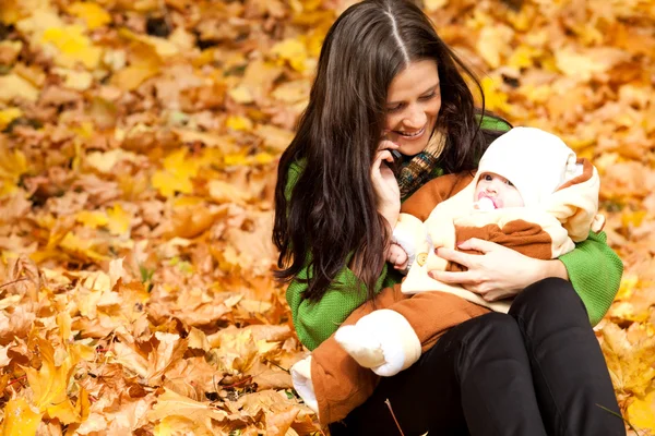 Jovem mãe com bebê no parque — Fotografia de Stock