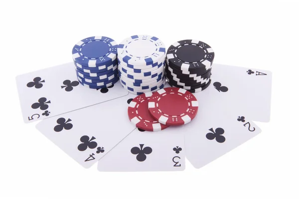 Straight Flush de clubes com fichas de poker — Fotografia de Stock