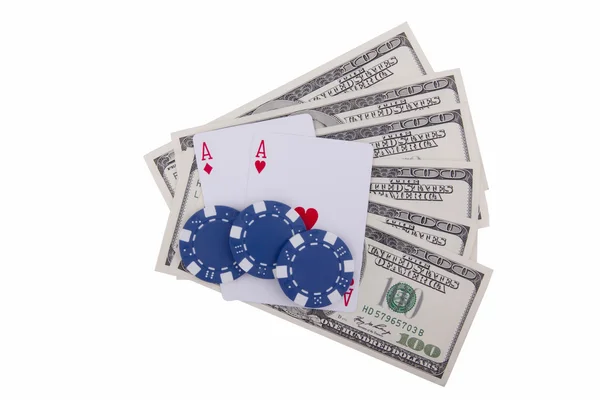 Twee aas en poker chips met dollars — Stockfoto