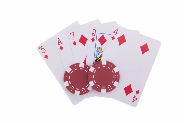 Поток бриллиантов с фишками для покера — стоковое фото