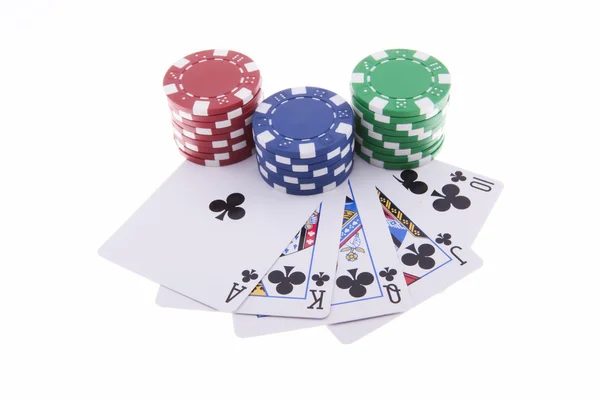 Royal Flush de clubes com fichas de poker — Fotografia de Stock