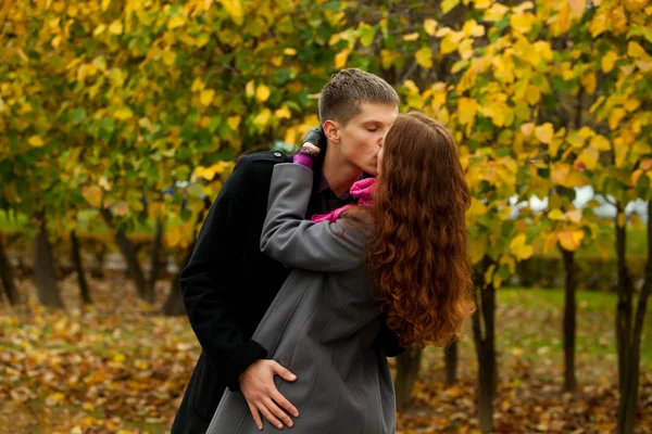 Jovem casal amor beijando — Fotografia de Stock