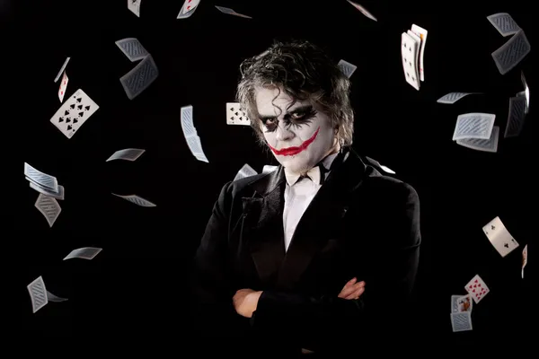 Человек в образе шутника с мухобойными карточками — стоковое фото