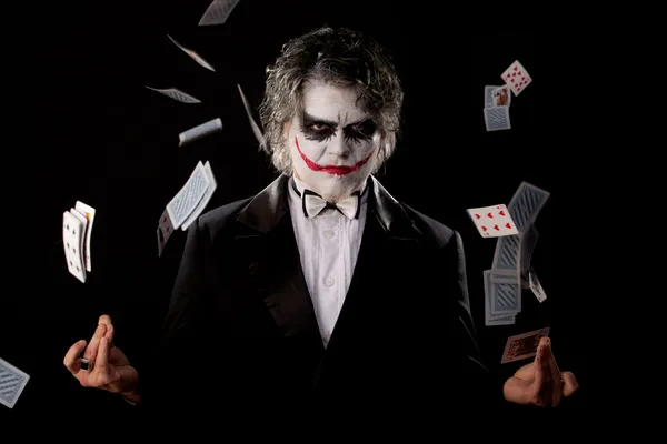 Hombre en una imagen de un bromista con tarjetas — Foto de Stock