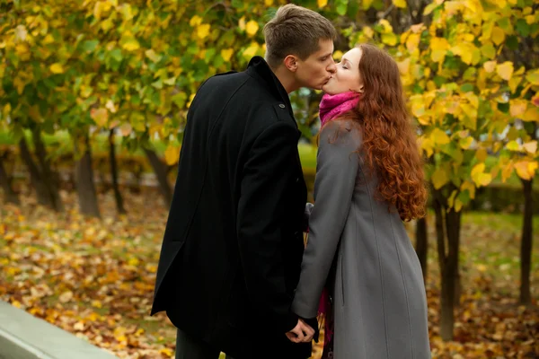 Mujer joven y hombre besándose — Foto de Stock