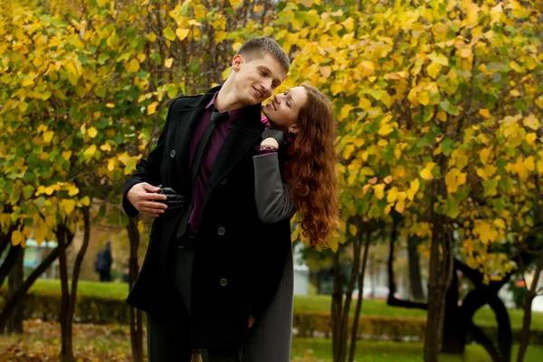 Mujer joven abrazando a su hombre —  Fotos de Stock