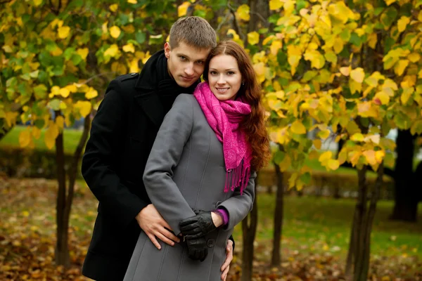 Молодой человек обнимает свою женщину — стоковое фото