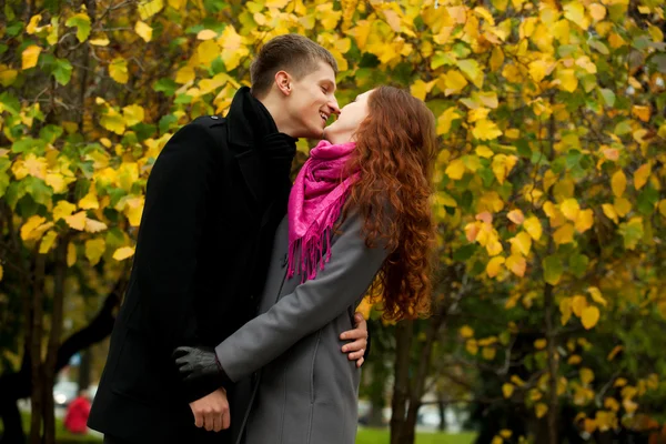 Unga älskande par i höst park — Stockfoto