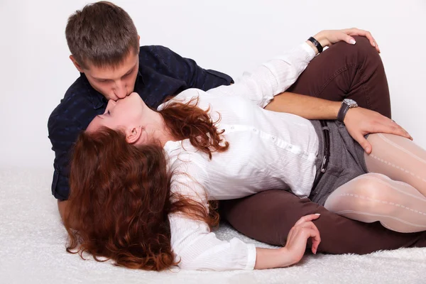 Молодая женщина целуется со своим парнем — стоковое фото