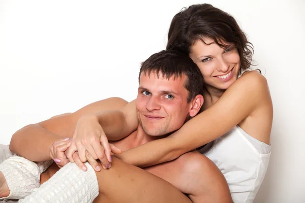 Jonge vrouw haar vriendje knuffelen en glimlachen — Stockfoto