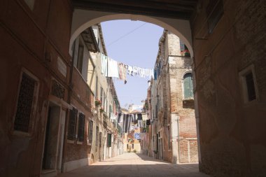 keten ve giysiler açık kurur. Venedik sokağı, İtalya