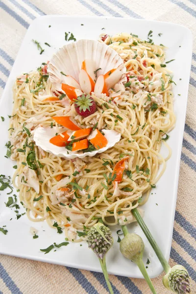 Spaghetti z mięsem kraba — Zdjęcie stockowe