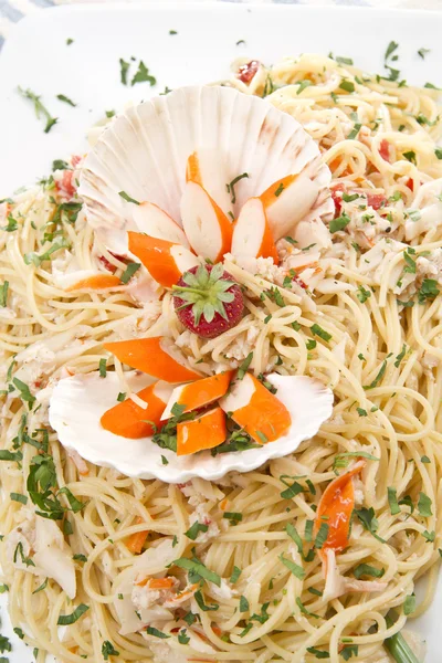 Spaghetti con polpa di granchio — Foto Stock