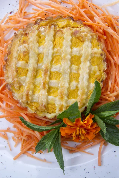 Vegetarische taart met wortel — Stockfoto