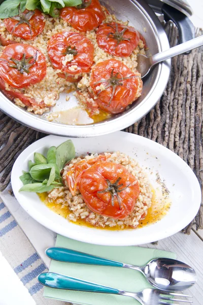 Pomidory nadziewane ryżem — Zdjęcie stockowe