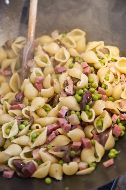 Orecchiette bezelye ve pastırma ile