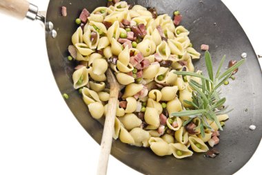 Orecchiette bezelye ve pastırma ile