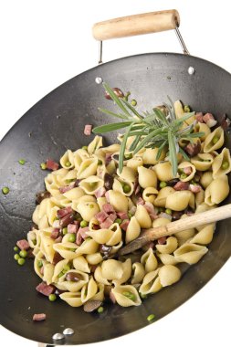 Orecchiette bezelye ve pastırma ile