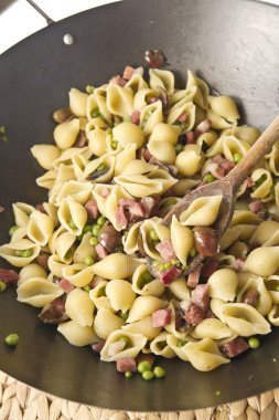 Orecchiette bezelye ve pastırma ile