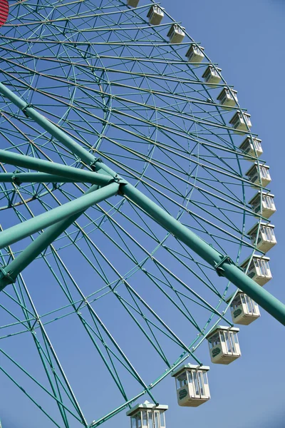 Riesenrad am blauen Himmel — Stockfoto