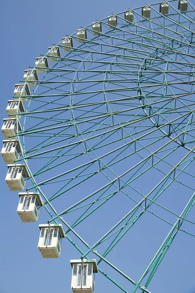 Grande roue sur ciel bleu — Photo