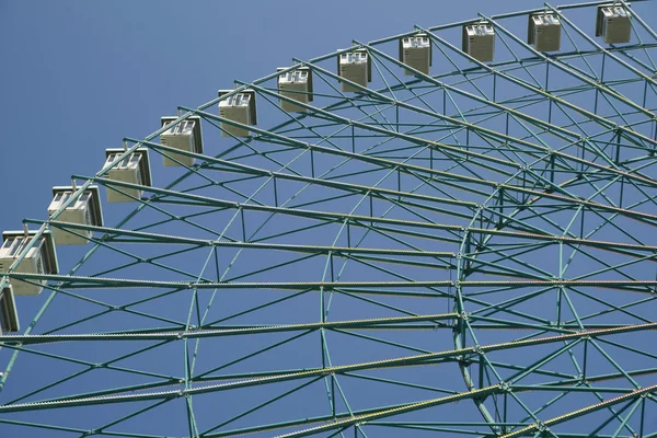 Roda gigante no céu azul — Fotografia de Stock