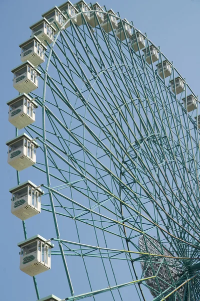 Roda gigante no céu azul — Fotografia de Stock