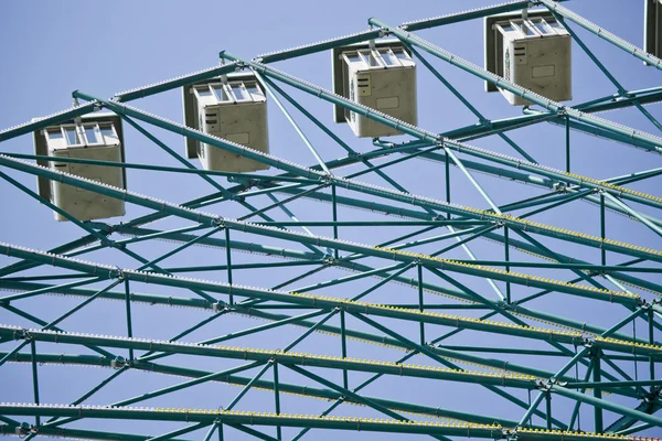 Ferris wiel op blauwe lucht — Stockfoto