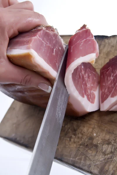 Plátky slaniny na dřevěné desce s nožem — Stock fotografie