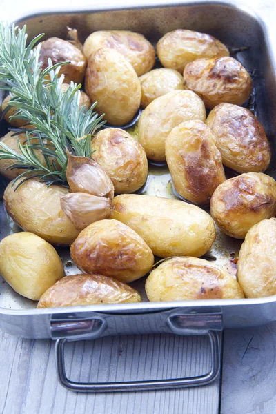 Запеченный картофель с розмарином — стоковое фото