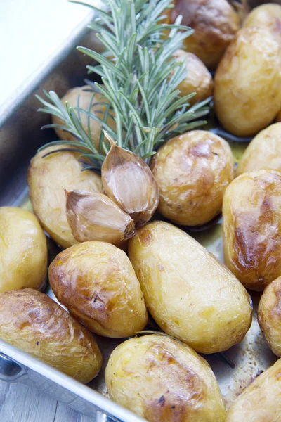 Ψητές πατάτες με δενδρολίβανο — Φωτογραφία Αρχείου