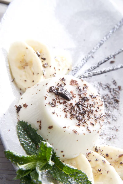 バナナとミントのパンナコッタ — ストック写真