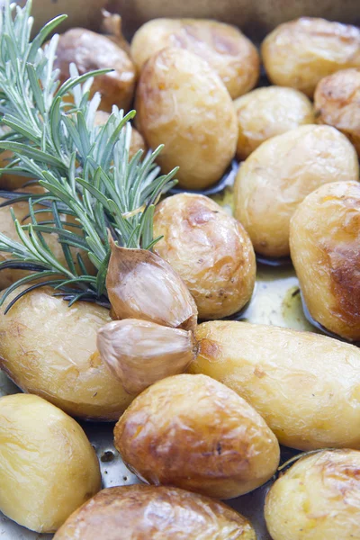 Patatas al horno con romero —  Fotos de Stock