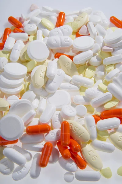 Tabletták izolált fehér — Stock Fotó