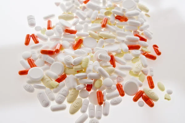 Tabletter isolerade på vitt — Stockfoto