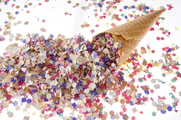 Partij voedsel zoete icecream kegels met confetti decoratie — Stockfoto