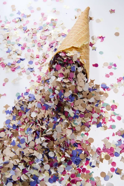 Питание для вечеринок сладкие мороженое с конфетти украшения — стоковое фото