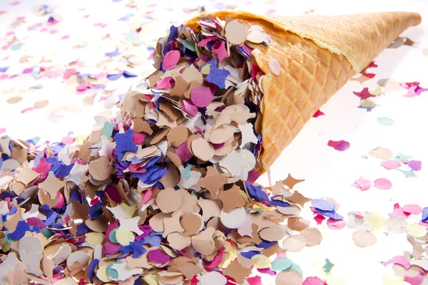 Comida para fiestas dulces conos de helado con decoración de confeti —  Fotos de Stock